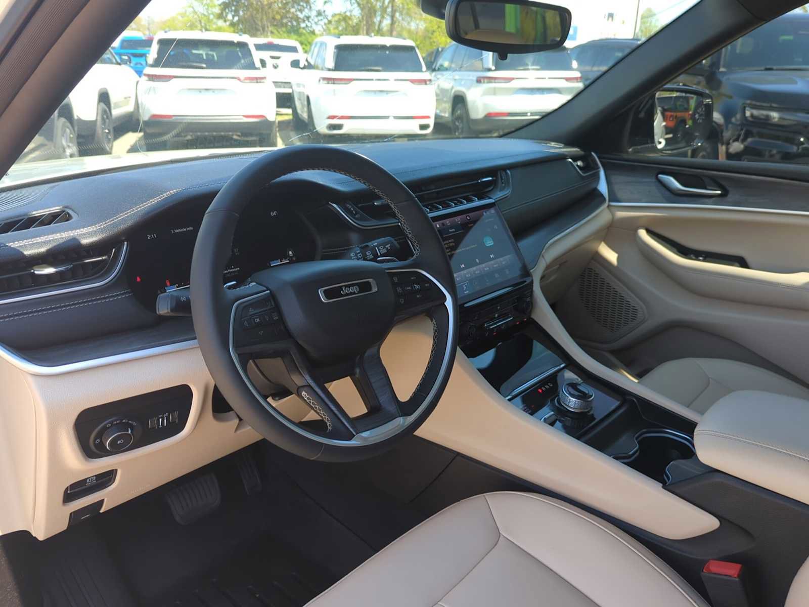 Used 2024 Jeep Grand Cherokee L Limited w/ Black Appearance Package AWD/4WD image 12