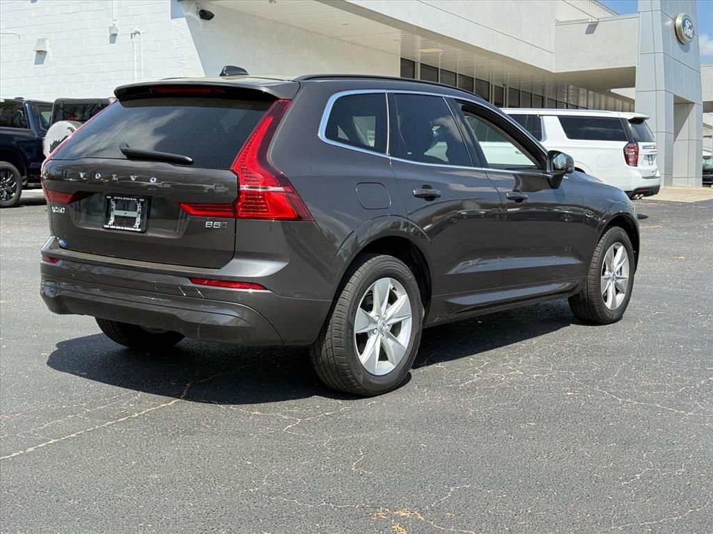 Used 2022 Volvo XC60 B5 Momentum image 4