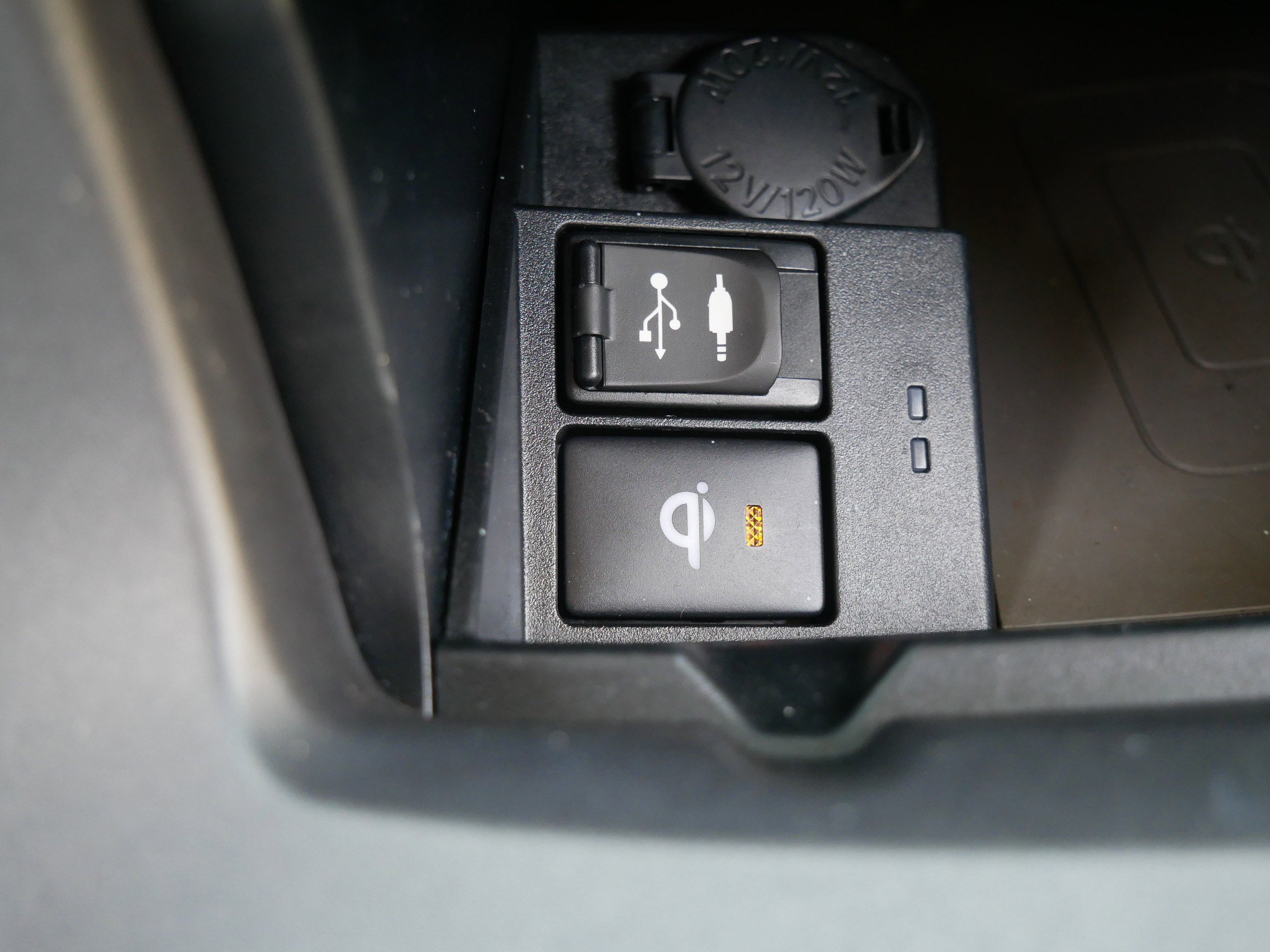 Used 2015 Toyota Camry XLE w/ Moonroof Package image 30