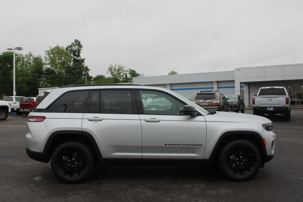 Used 2024 Jeep Grand Cherokee Altitude AWD/4WD image 11