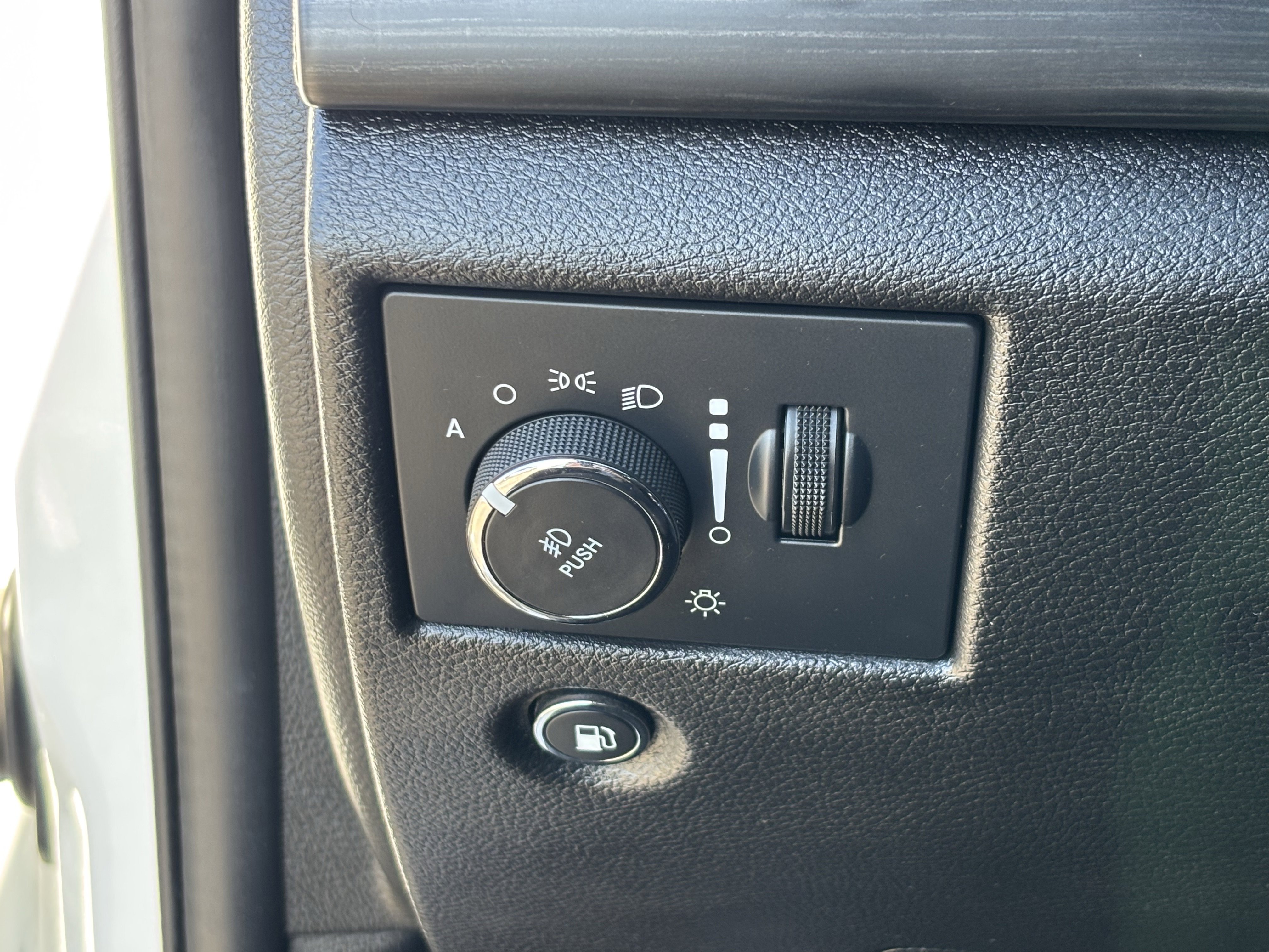 Used 2021 Jeep Grand Cherokee Laredo image 30