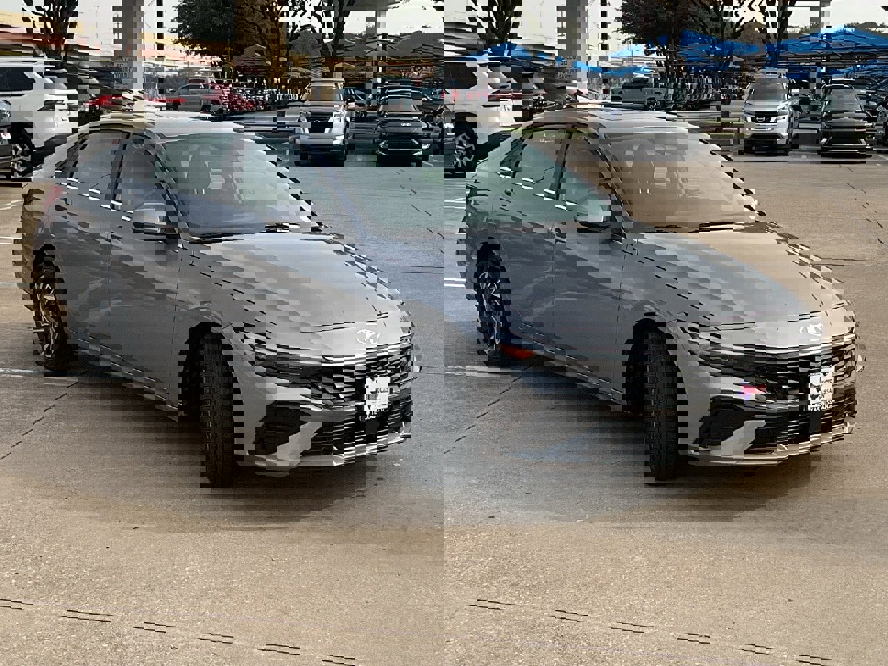 Used 2025 Hyundai Elantra SEL image 4