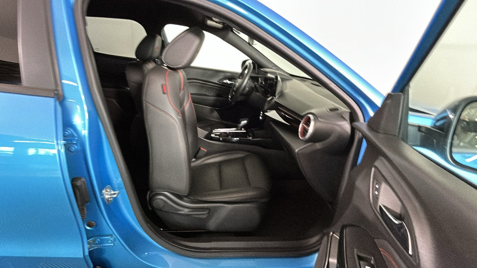 Used 2025 Chevrolet Trax RS FWD image 36
