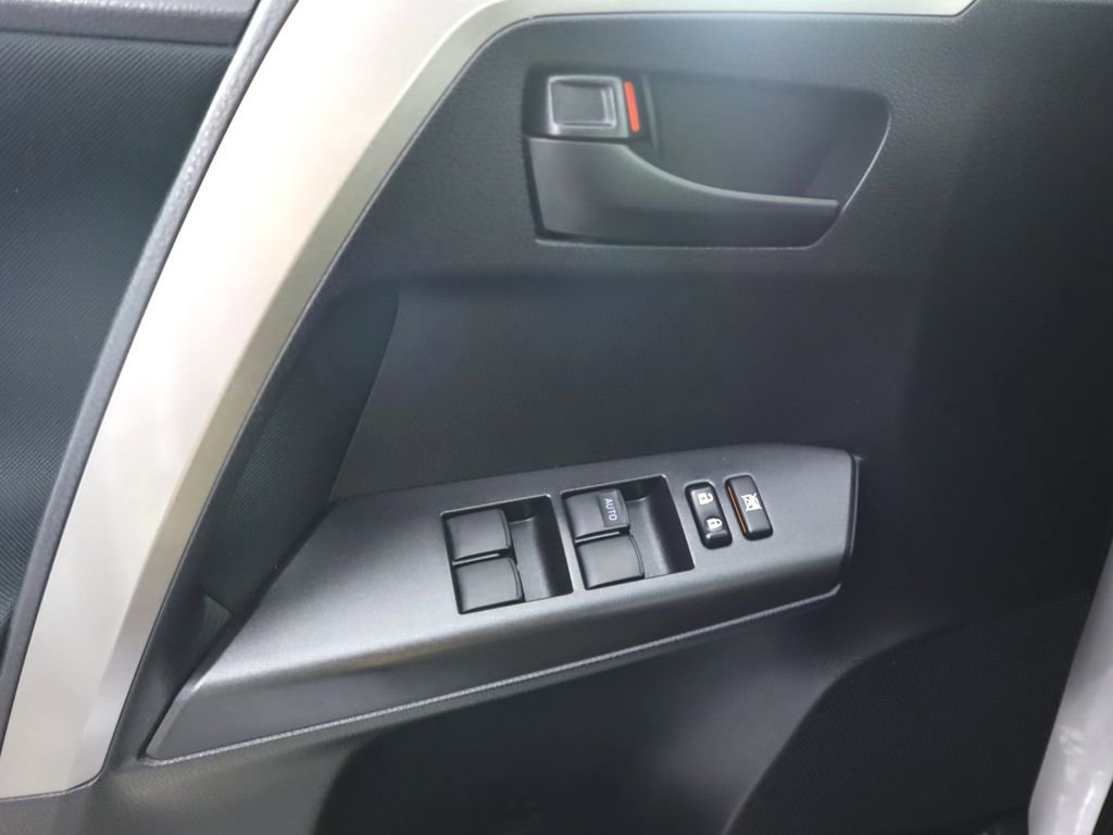 Used 2018 Toyota RAV4 LE AWD/4WD image 19