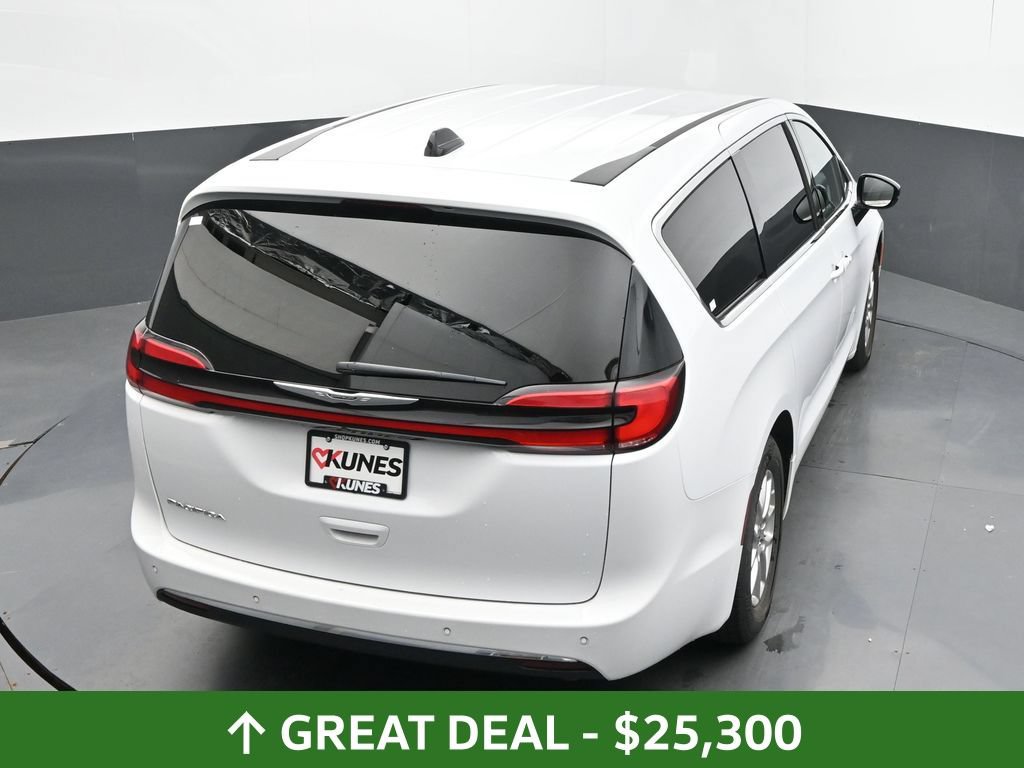Used 2025 Chrysler Pacifica Select FWD image 32