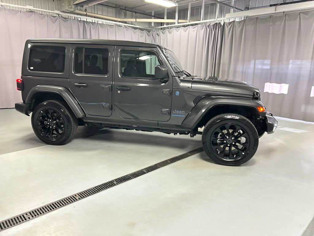 Used 2025 Jeep Wrangler Unlimited Sahara w/ Safety Group AWD/4WD image 8