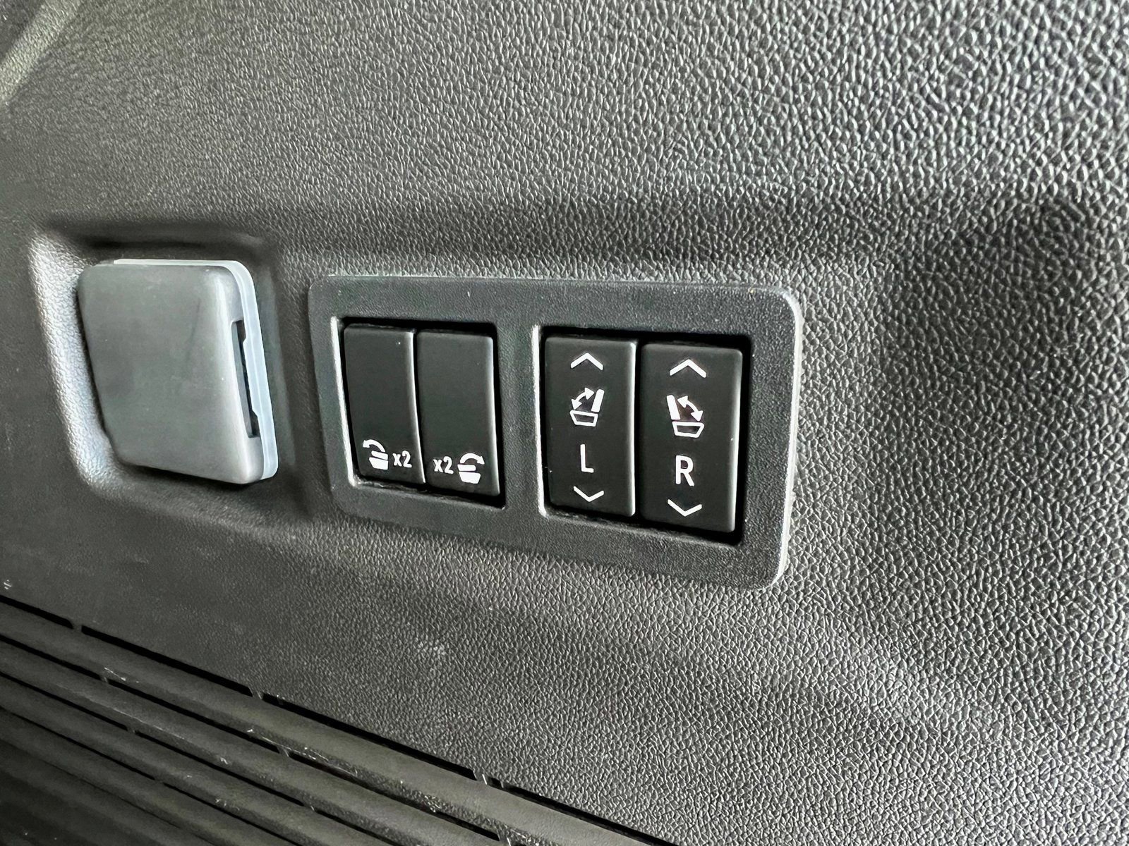 Used 2021 GMC Yukon Denali w/ Denali Premium Package image 25