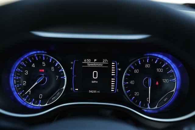 Used 2022 Chrysler Voyager LX image 31