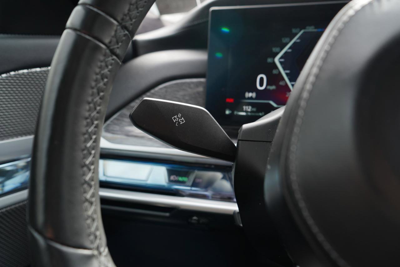 Used 2023 BMW 760i xDrive w/ Executive Package image 25