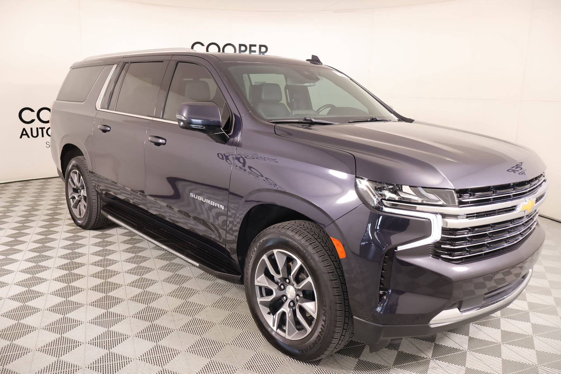 Used 2023 Chevrolet Suburban LT w/ Luxury Package image 1