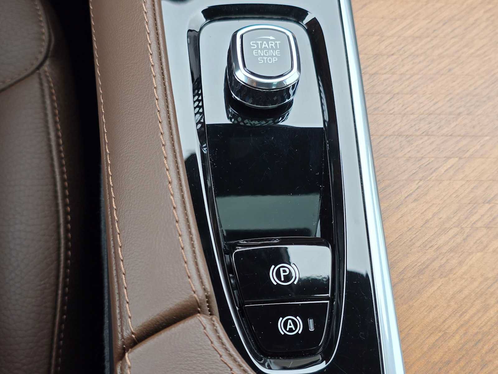 Certified 2023 Volvo XC90 T8 Plus AWD/4WD image 33