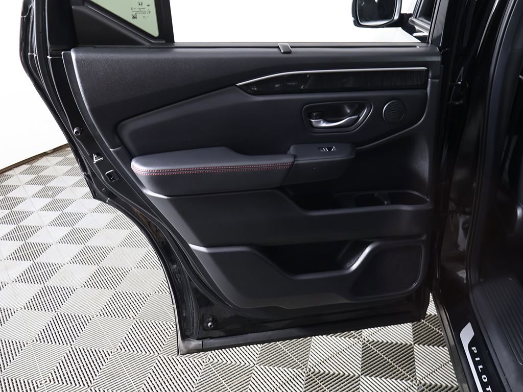 Certified 2025 Honda Pilot Black Edition image 31