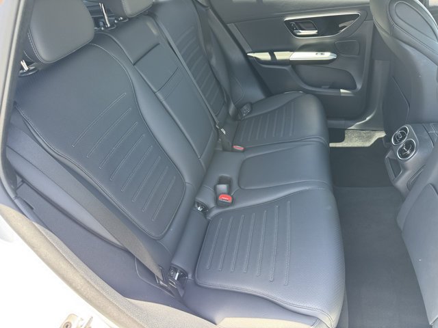 Used 2025 Mercedes-Benz GLC 300 4MATIC image 8