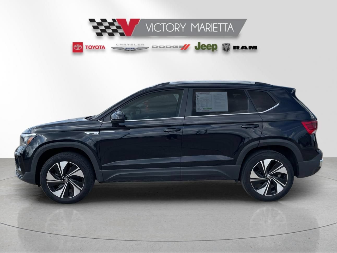 Used 2024 Volkswagen Taos SE AWD/4WD image 2