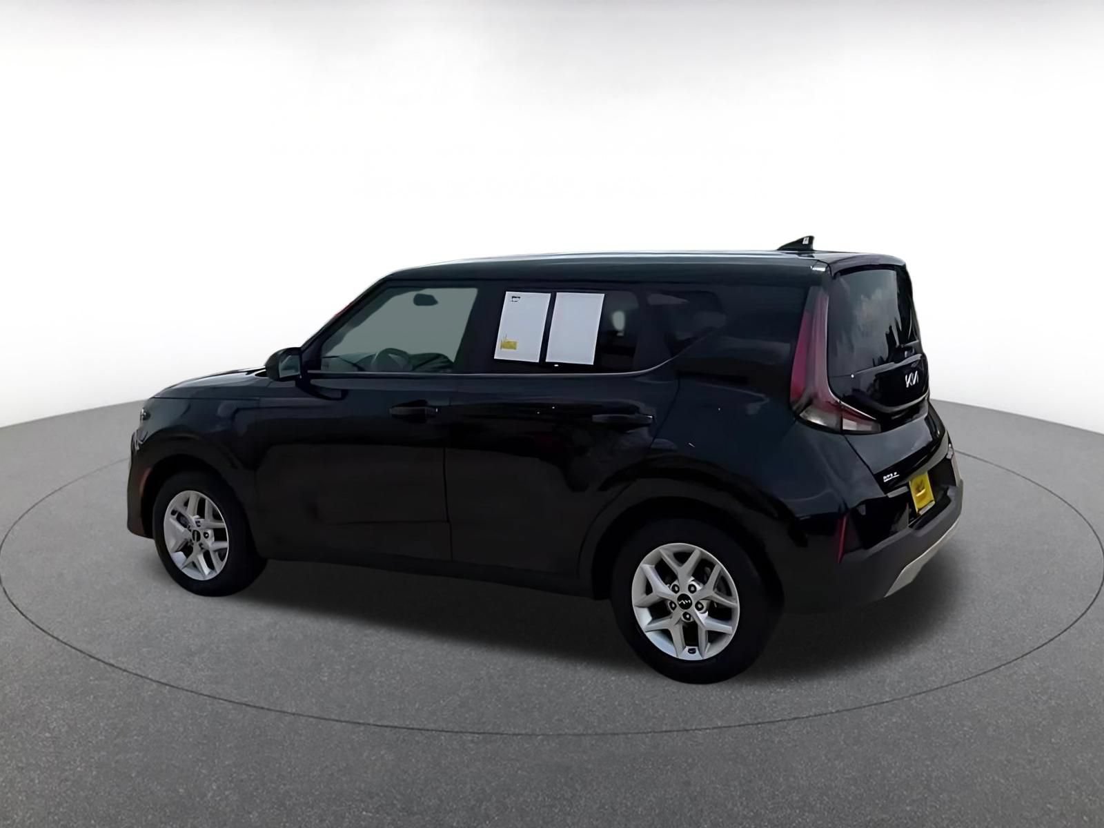 Used 2025 Kia Soul LX w/ LX Technology Package FWD image 8