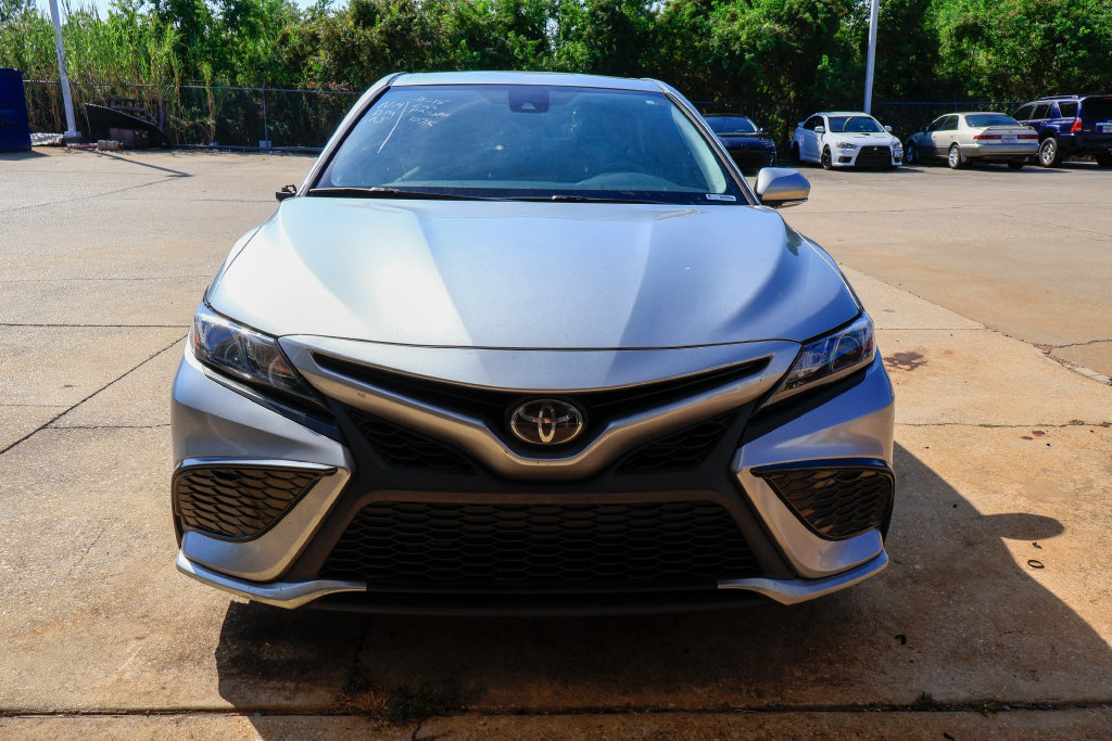 Used 2022 Toyota Camry SE FWD image 3
