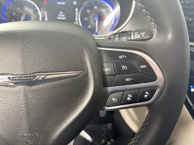 Used 2023 Chrysler Pacifica Touring-L FWD image 13
