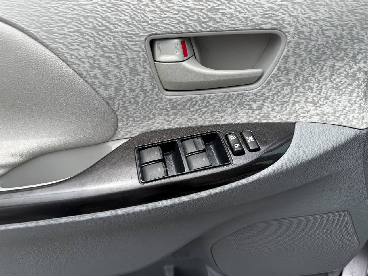 Used 2011 Toyota Sienna LE FWD image 14