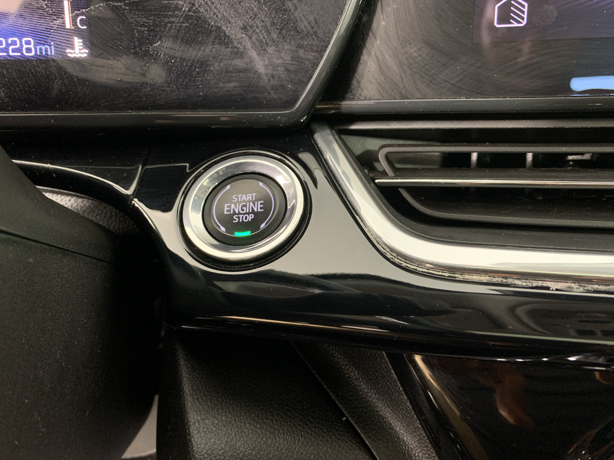 Used 2025 Chevrolet Trax ACTIV w/ Sunroof Package FWD image 17
