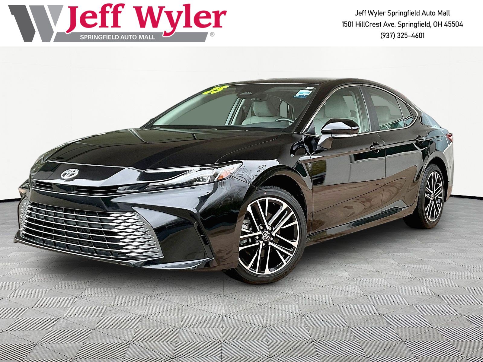 Used 2025 Toyota Camry XLE AWD/4WD image 1