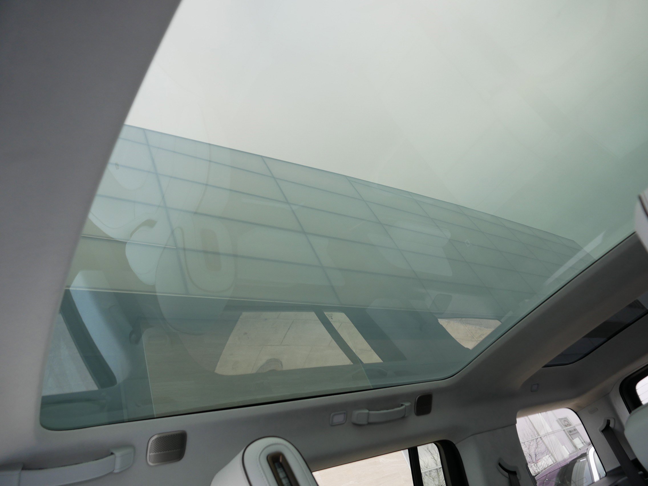 Used 2026 Rivian R1S Premium image 33