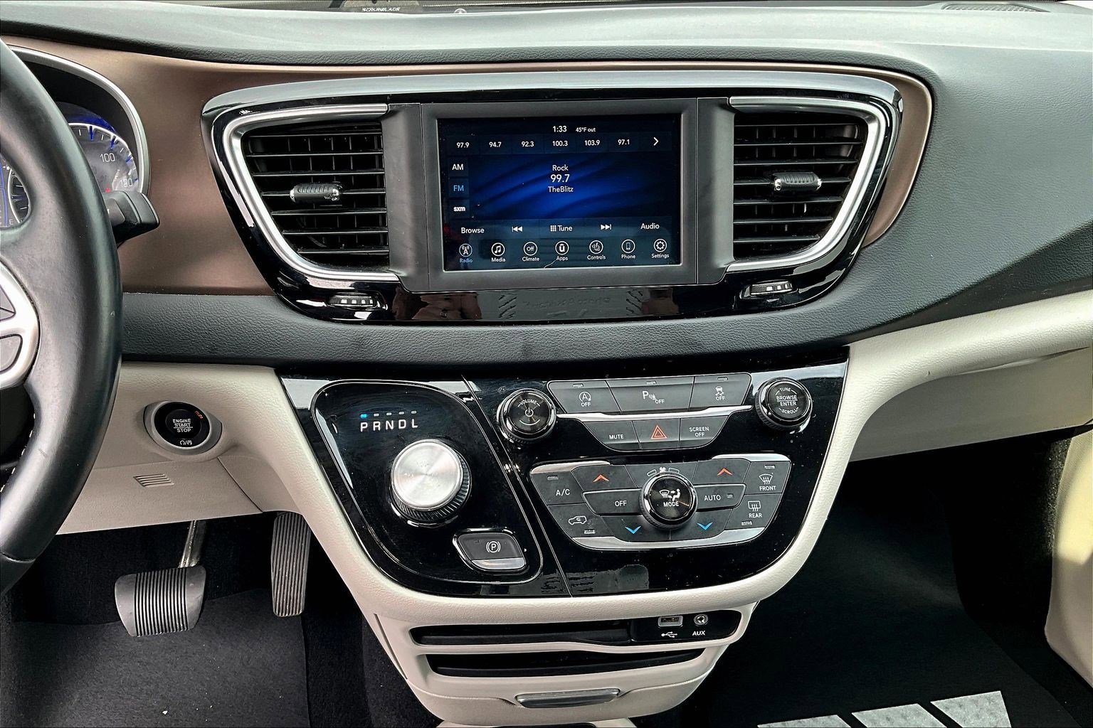 Used 2018 Chrysler Pacifica Touring-L image 16