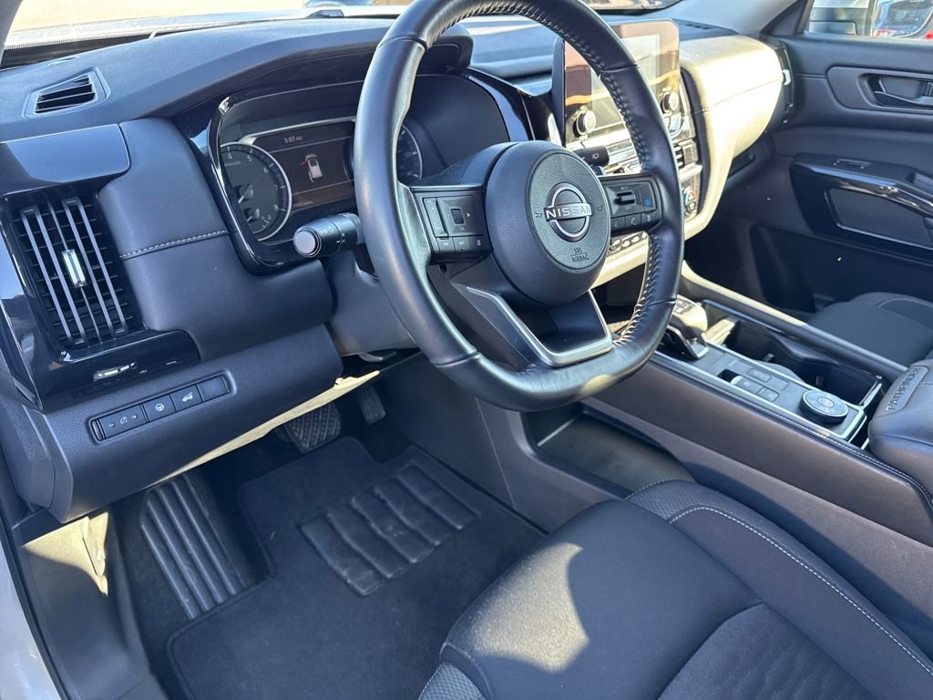 Used 2025 Nissan Pathfinder SV image 12