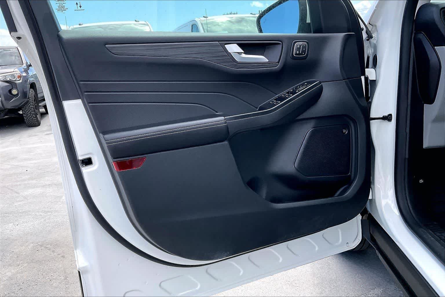 Used 2025 Ford Escape SE w/ PHEV Premium Package FWD image 27