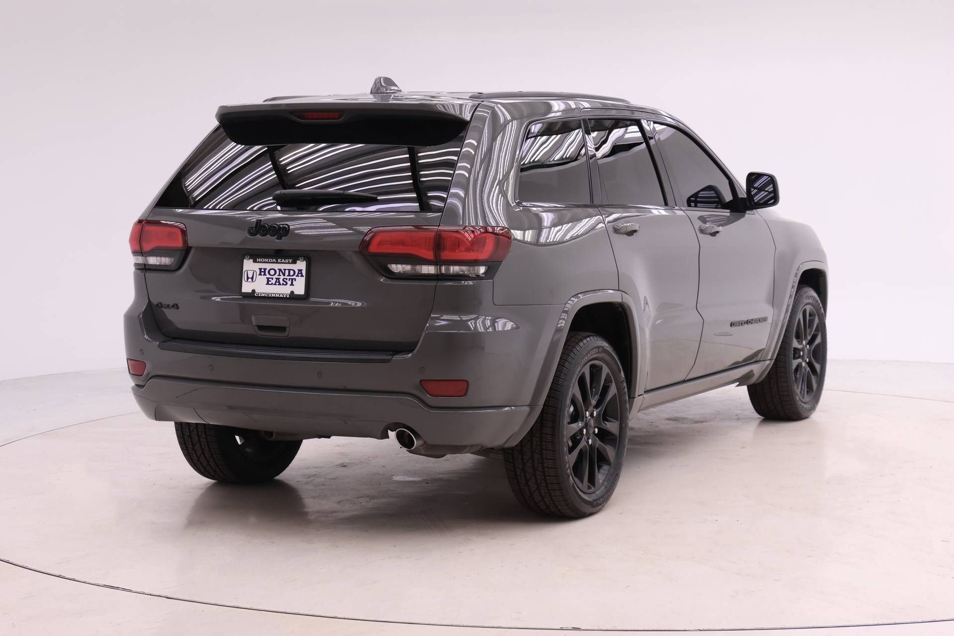 Used 2019 Jeep Grand Cherokee Altitude image 2