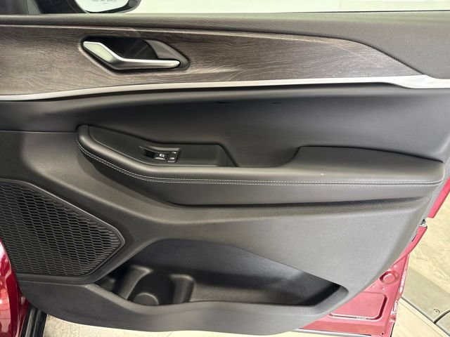 Used 2025 Jeep Grand Cherokee Limited AWD/4WD image 15