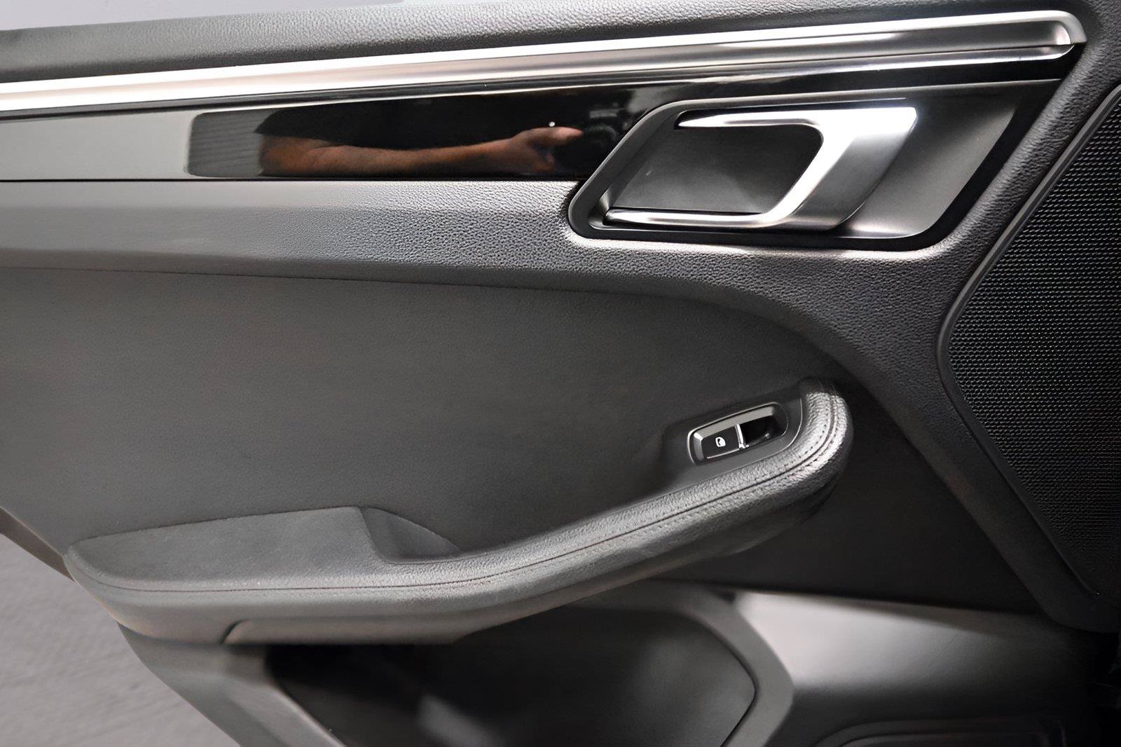 Used 2018 Porsche Macan AWD/4WD image 13
