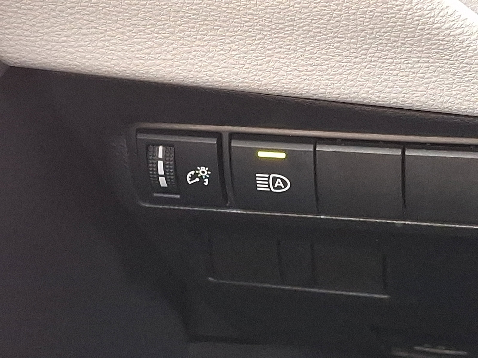 Used 2025 Toyota Corolla Cross L image 24