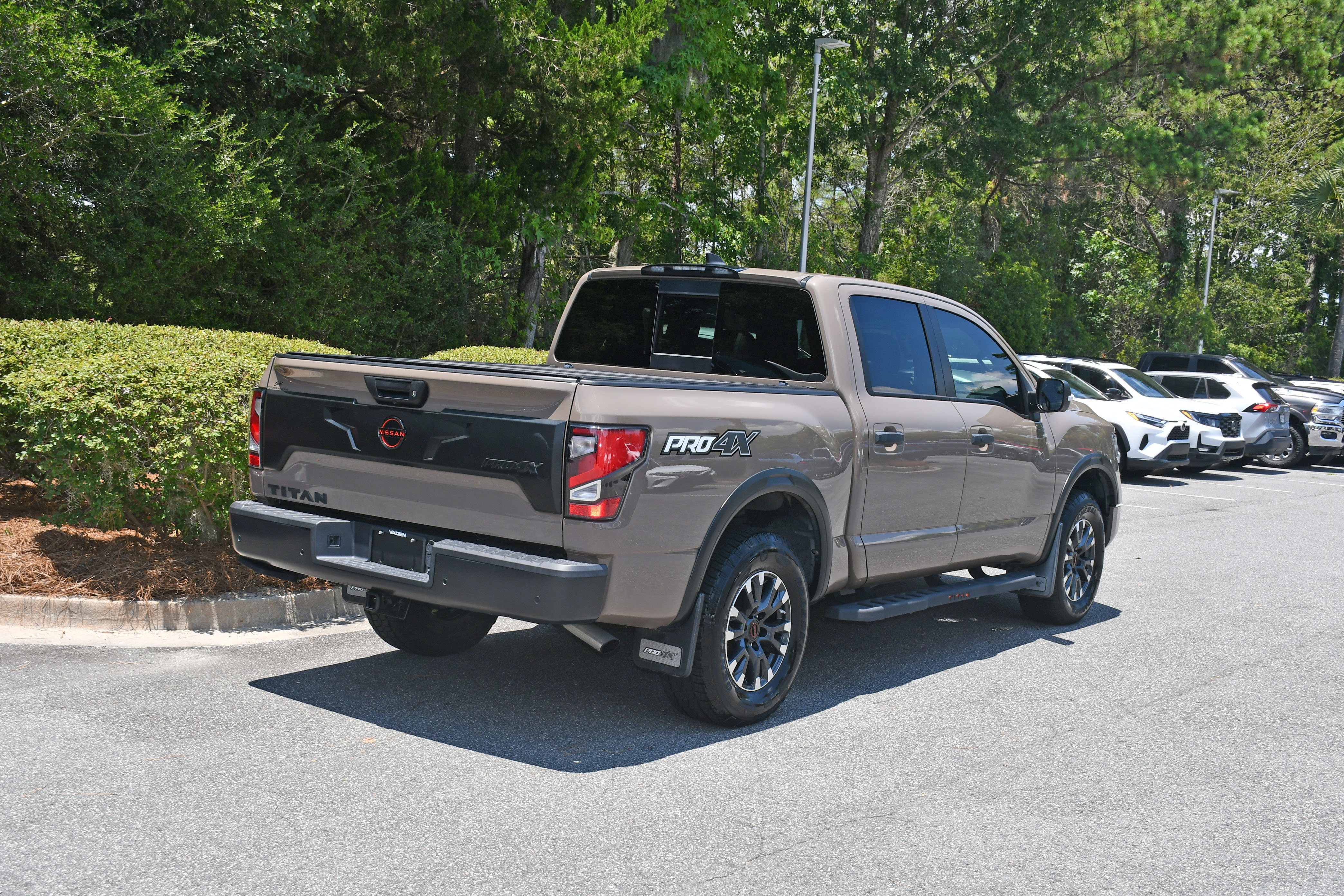 Used 2023 Nissan Titan PRO-4X w/ Pro-4x Convenience Package AWD/4WD image 4