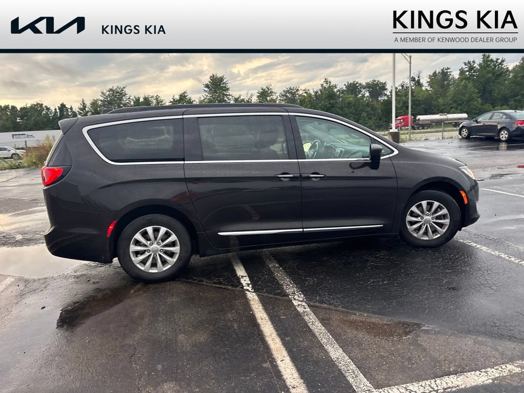 Used 2017 Chrysler Pacifica Touring-L FWD image 5