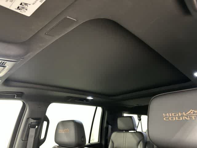 Used 2025 Chevrolet Suburban High Country AWD/4WD image 28