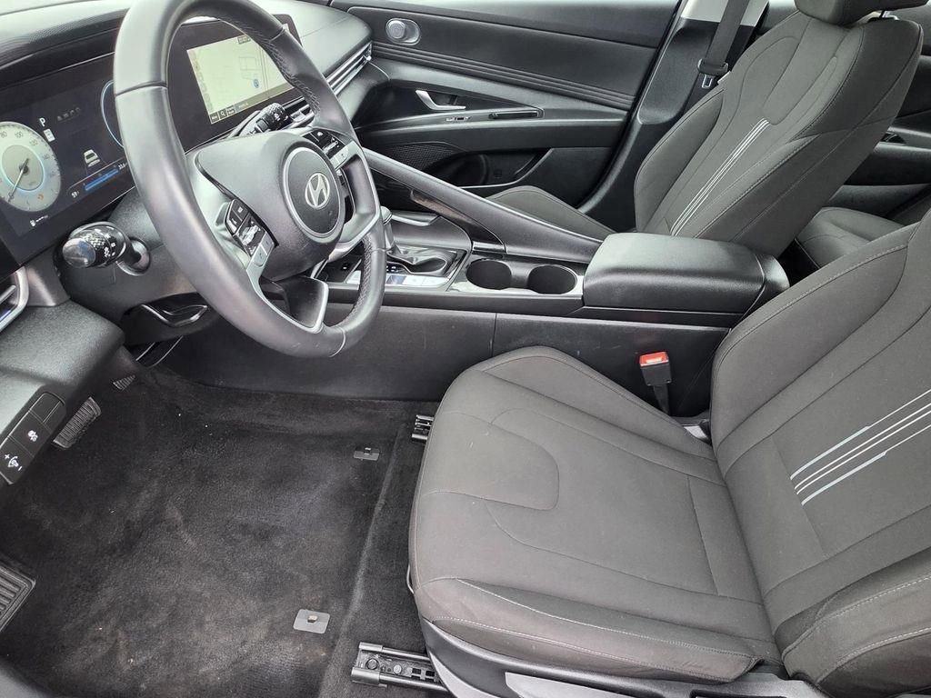 Used 2025 Hyundai Elantra SEL image 5