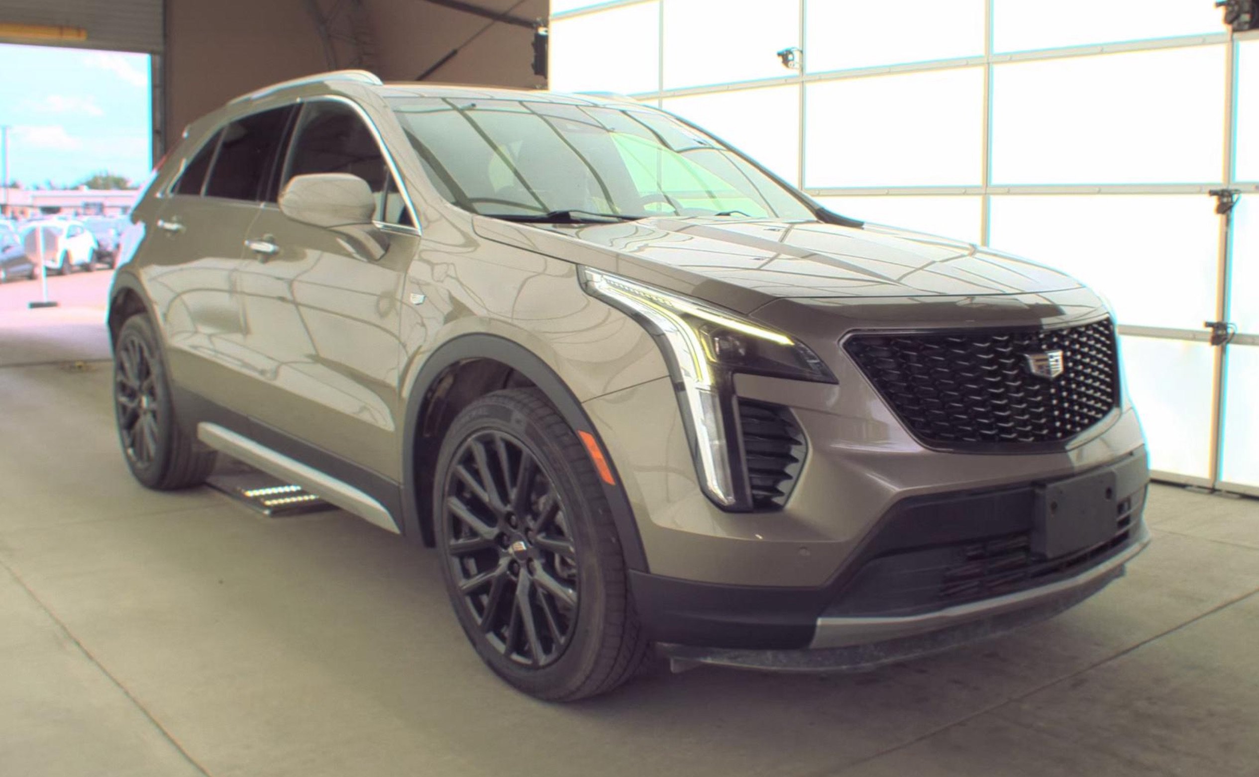 Used 2020 Cadillac XT4 Premium Luxury w/ LPO, Midnight Sport Package AWD/4WD image 3
