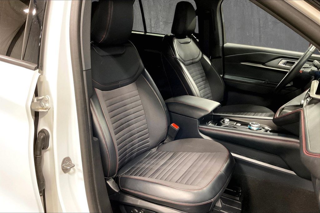 Used 2025 Ford Explorer ST-Line w/ ST-Line Street Pack AWD/4WD image 31