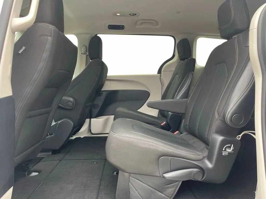 Used 2022 Chrysler Voyager LX image 19
