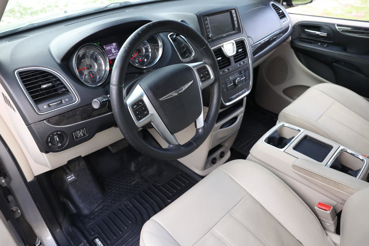 Used 2013 Chrysler Town & Country Touring FWD image 4