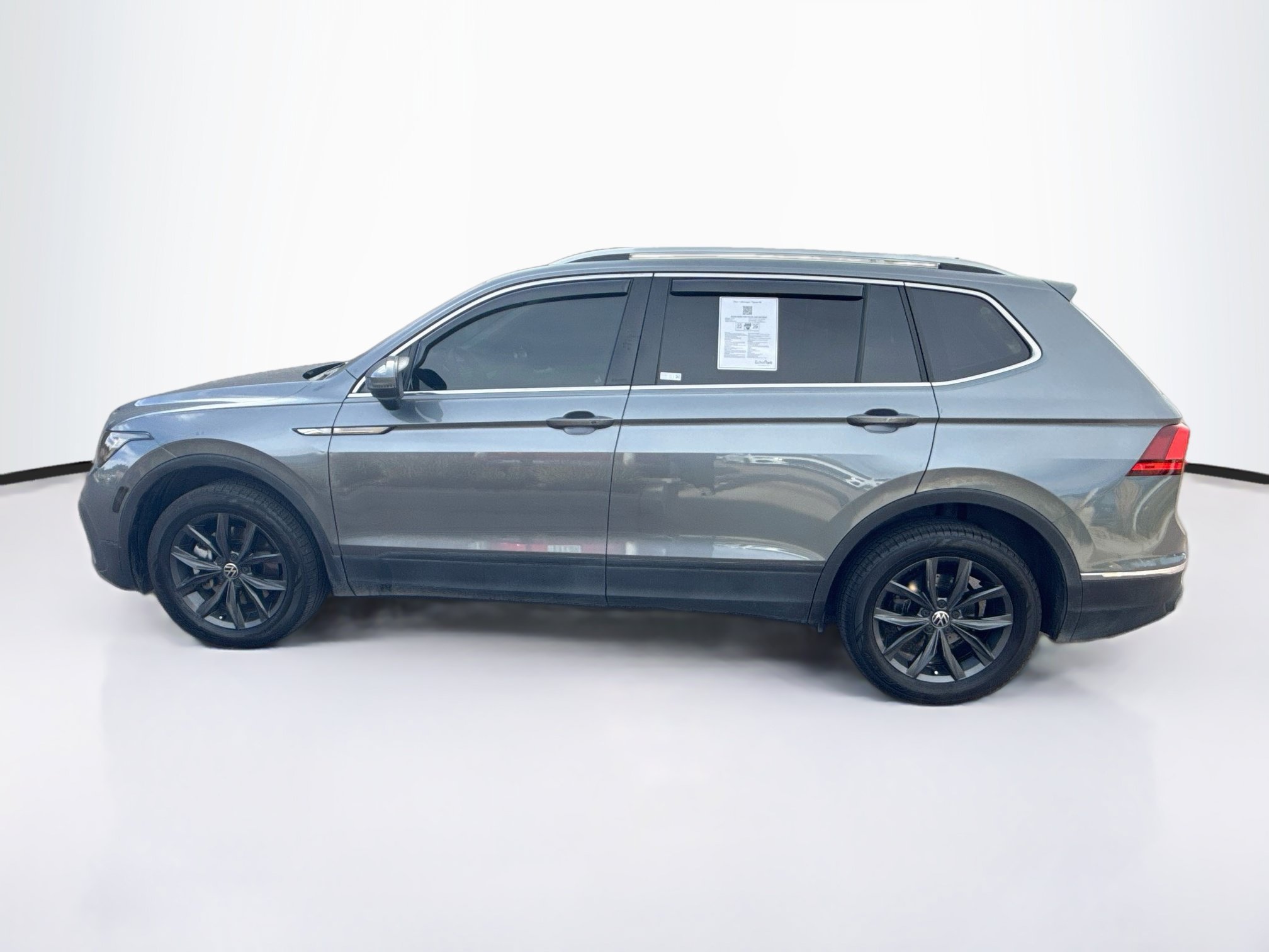 Used 2022 Volkswagen Tiguan SE w/ Panoramic Sunroof Package AWD/4WD image 4