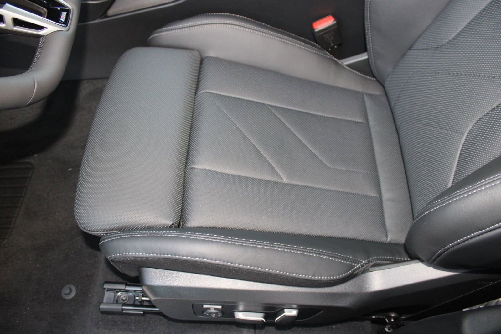 New 2026 BMW X3 xDrive30 w/ Premium Package image 14