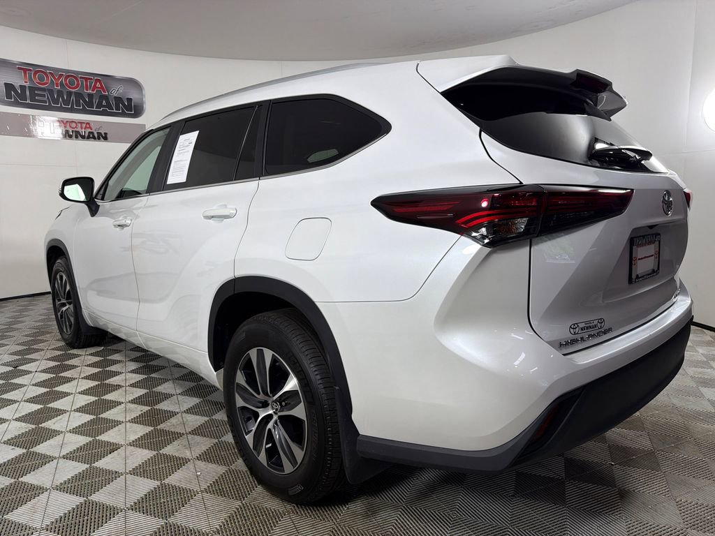 Used 2025 Toyota Highlander XLE AWD/4WD image 6