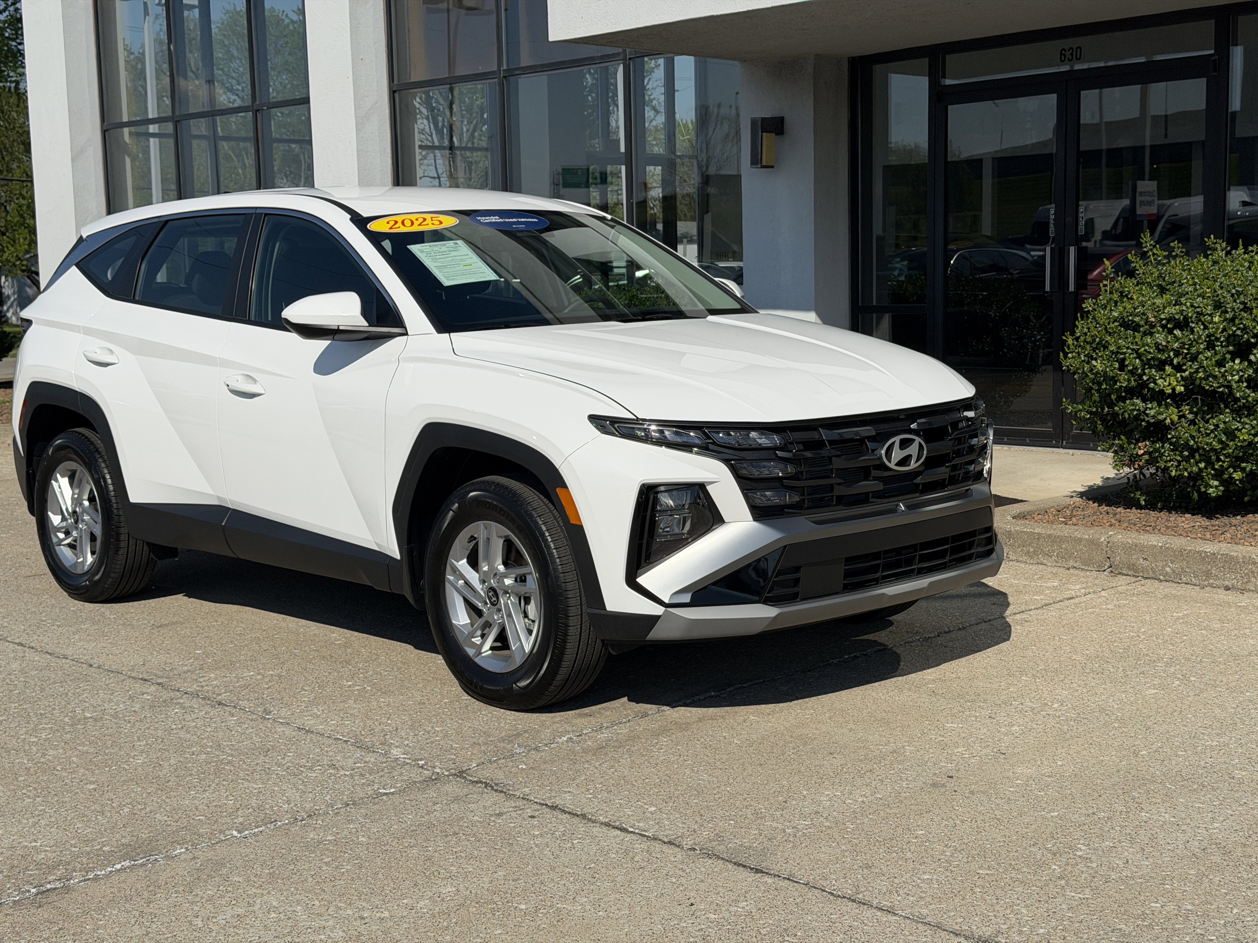 Certified 2025 Hyundai Tucson SE image 2