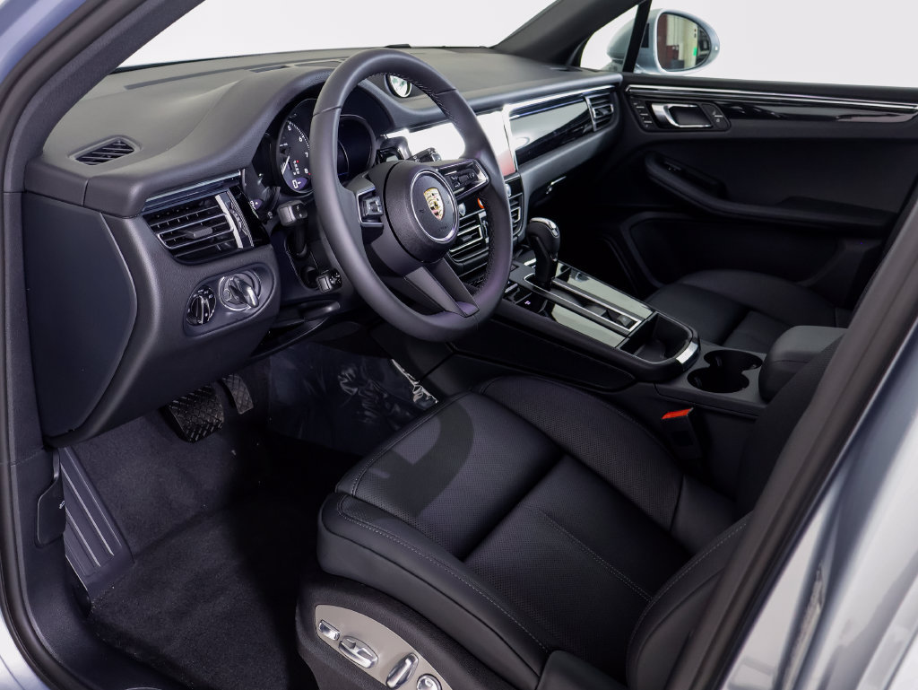 New 2026 Porsche Macan AWD/4WD image 4