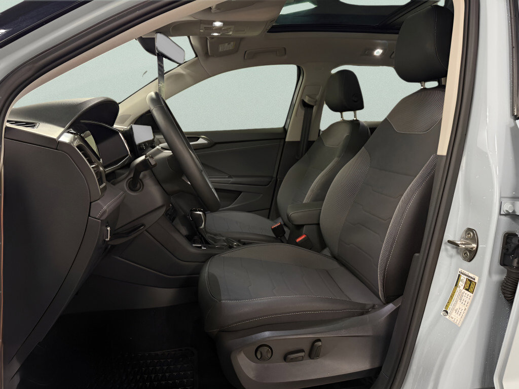 Certified 2025 Volkswagen Taos SE image 17