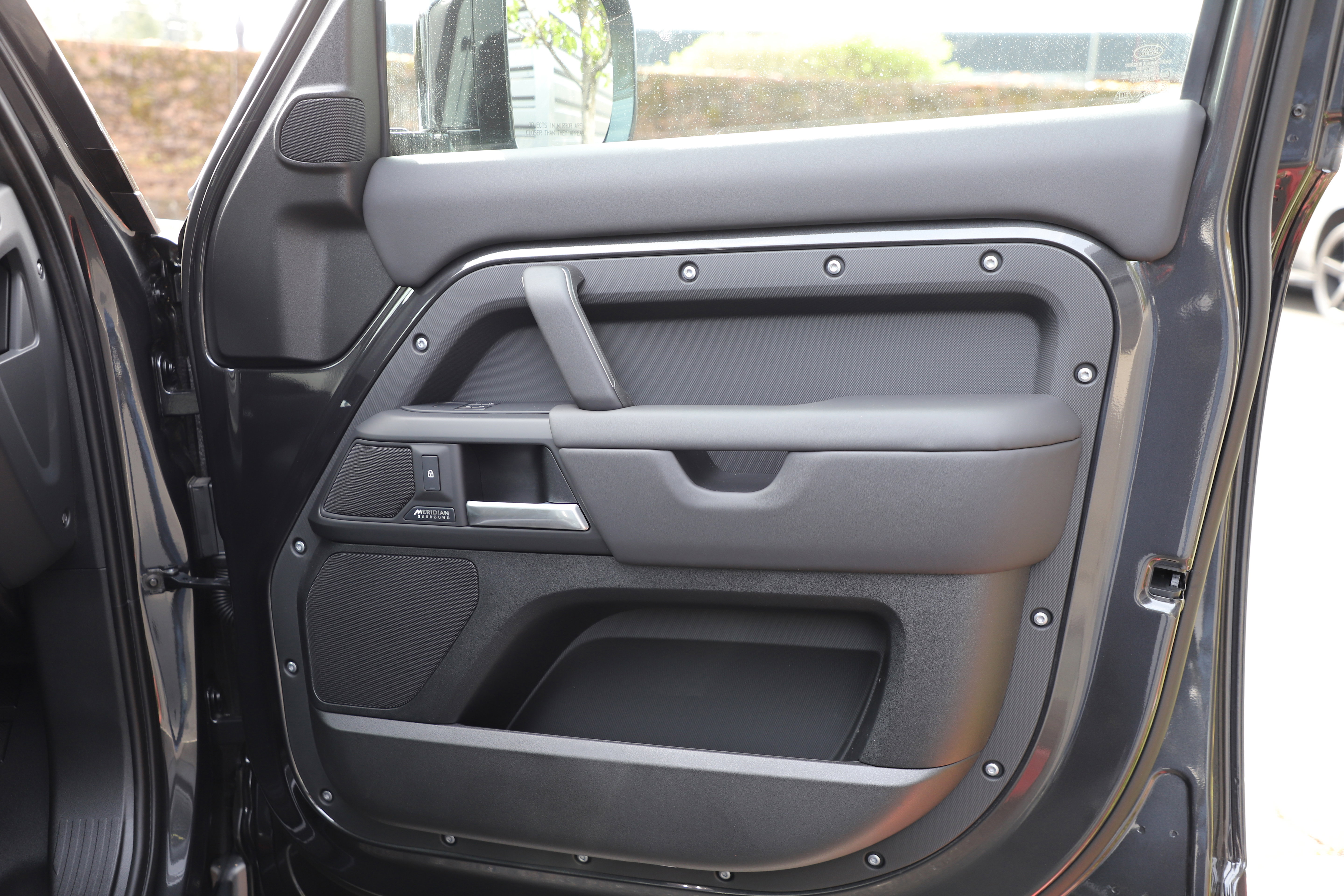 New 2026 Land Rover Defender 110 X-Dynamic SE image 7