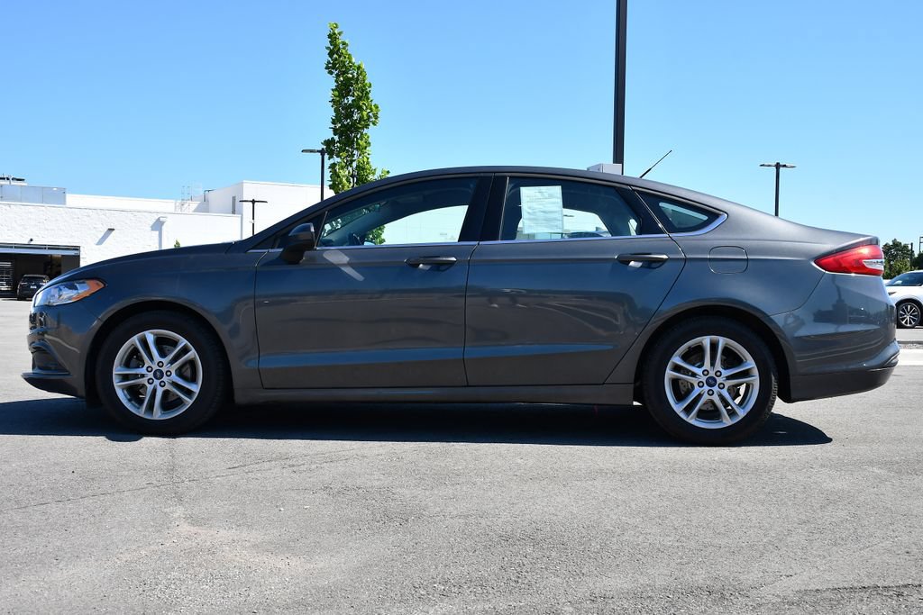 Used 2018 Ford Fusion SE w/ Fusion SE Technology Package FWD image 3