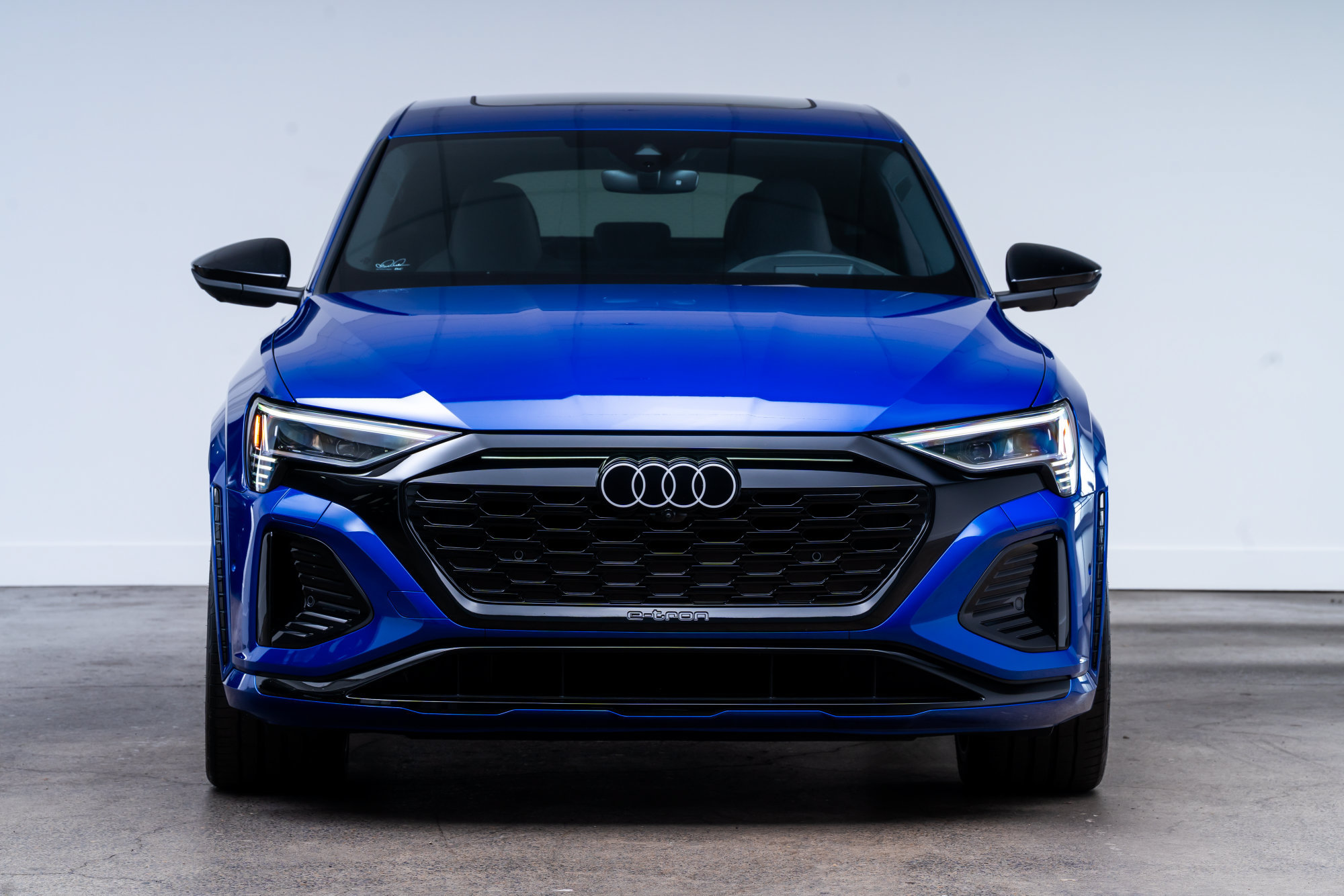 Used 2024 Audi SQ8 e-tron Prestige w/ Prestige Package AWD/4WD image 2