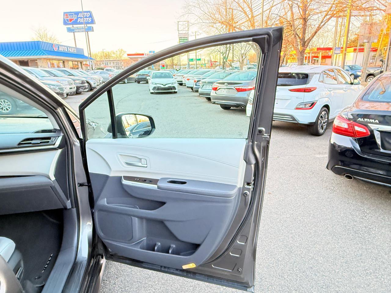 Used 2022 Toyota Sienna XLE image 18